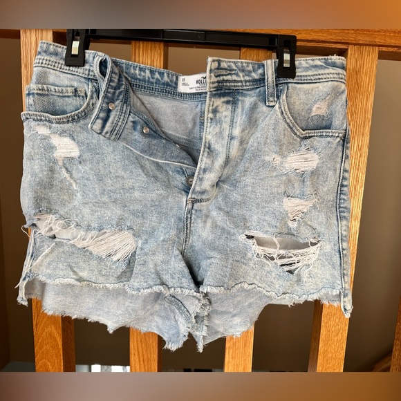 HOLLISTER CURVY ULTRA HIGH RISE MOM SHORT✨all orders ship within 2 business days - Picture 1 of 3